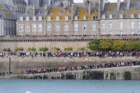 LA FOULE LE LONG DES REMPARTS @A.Cassim