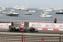 Grand Prix de Monaco sur fond de bateaux au mouillage