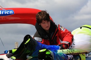 Anne Quéméré concentrée sur son kiteboat Adrien photothèque A.Q