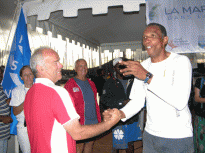 Michel Mirabel un concurrent venu saluer l'équipage @A.Cassim