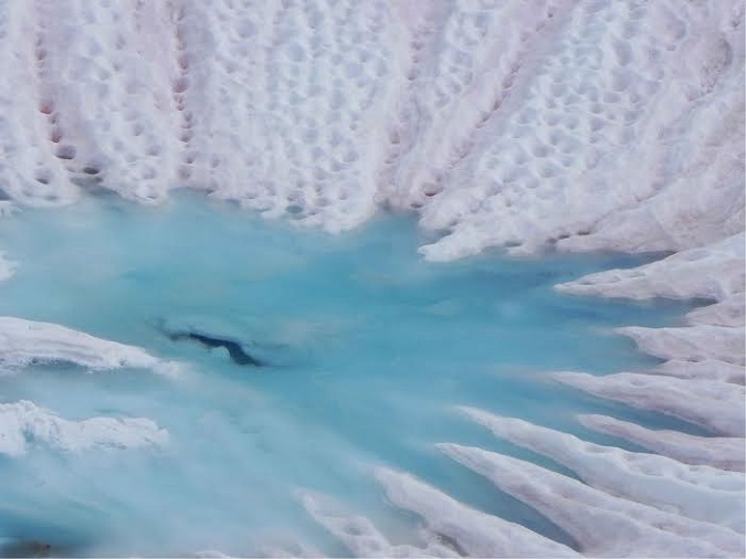 Neige fondante contenant des impuretés absorbantes. Crédit : Rémi Maupetit